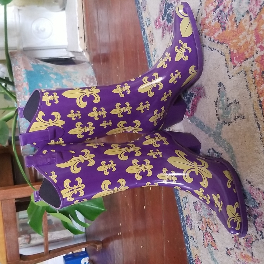 Corkys Brand fleur de lis purple rainboots, cowboy boot style. Sz US W10, UK 40.